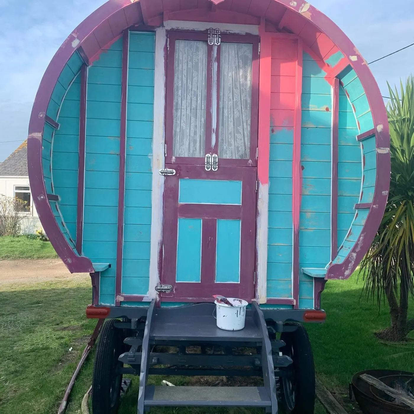 Shepherd's hut in turquoise with pink details