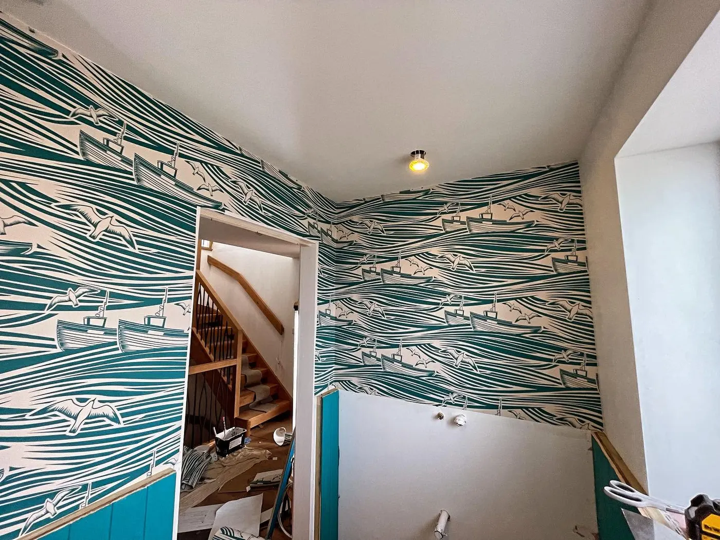 Wave pattern wallpaper on a landing